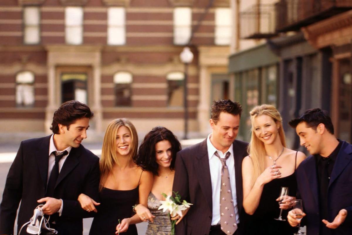 Image à la une de Comment Lisa Kudrow rend hommage quotidiennement à son meilleur ami Matthew Perry