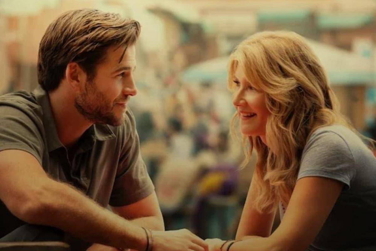 Image à la une de Laura Dern révèle les défis des scènes intimes avec Liam Hemsworth dans Lonely Planet sur Netflix