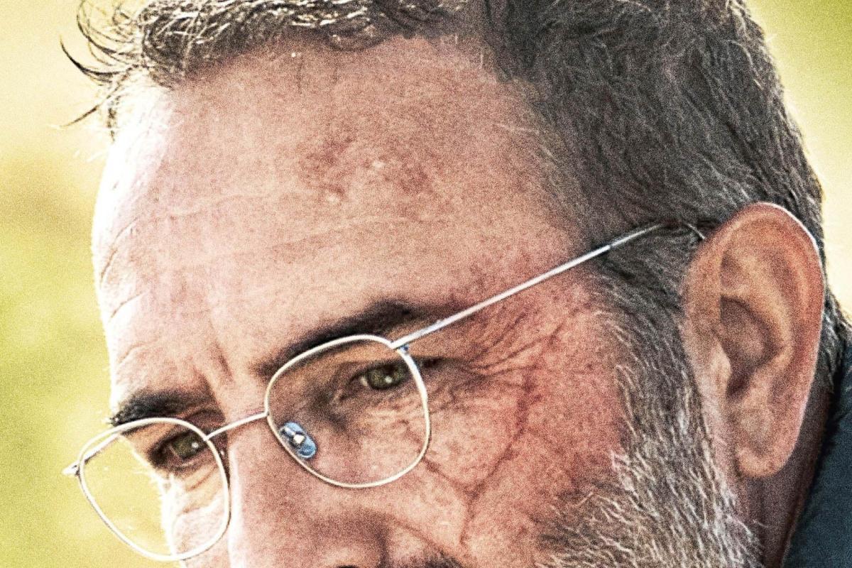 Image à la une de Vous cherchez "Sur les chemins noirs" avec Dujardin sur Netflix ? La réponse va vous surprendre